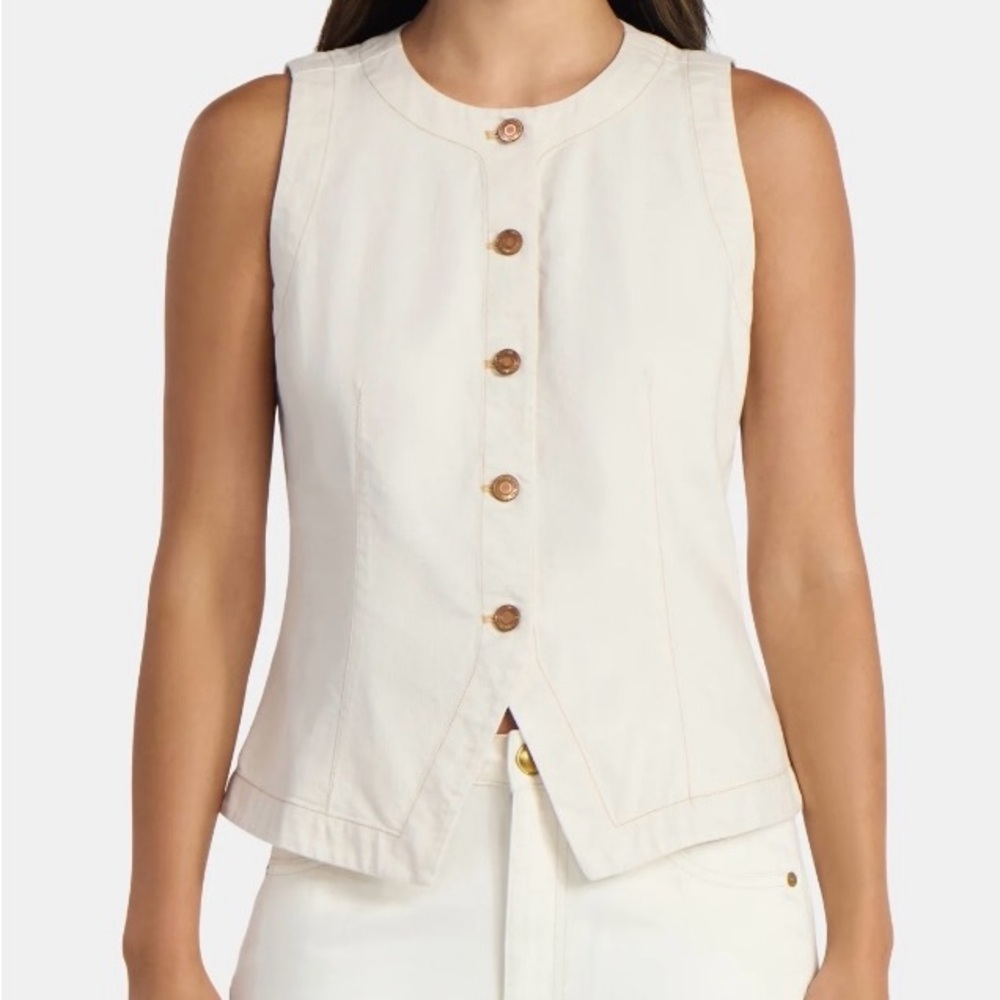 Chic Sleeveless Button-Down Shirt in Cream